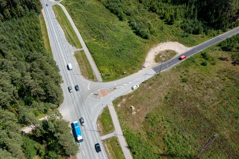 Pärnu–Rakvere–Sõmeru maantee ja Randivälja tee ristmik ehitatakse jalakäijatele turvalisemaks. Rajatakse sõidusuundi eraldav liiklussaarega ülekäigukoht.