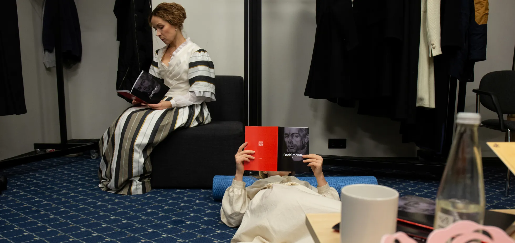 Piret Laurimaa ja Kärt Tammjärv vaatavad esimest korda lavastuse kavalehte.