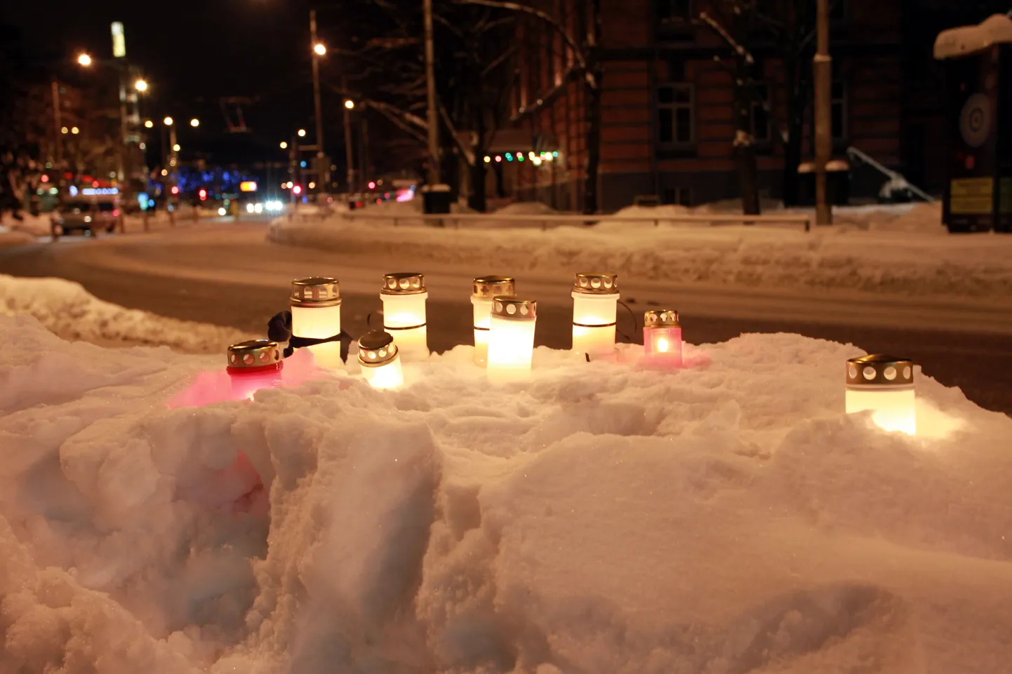 Похороны кроны перед Банком Эстонии.