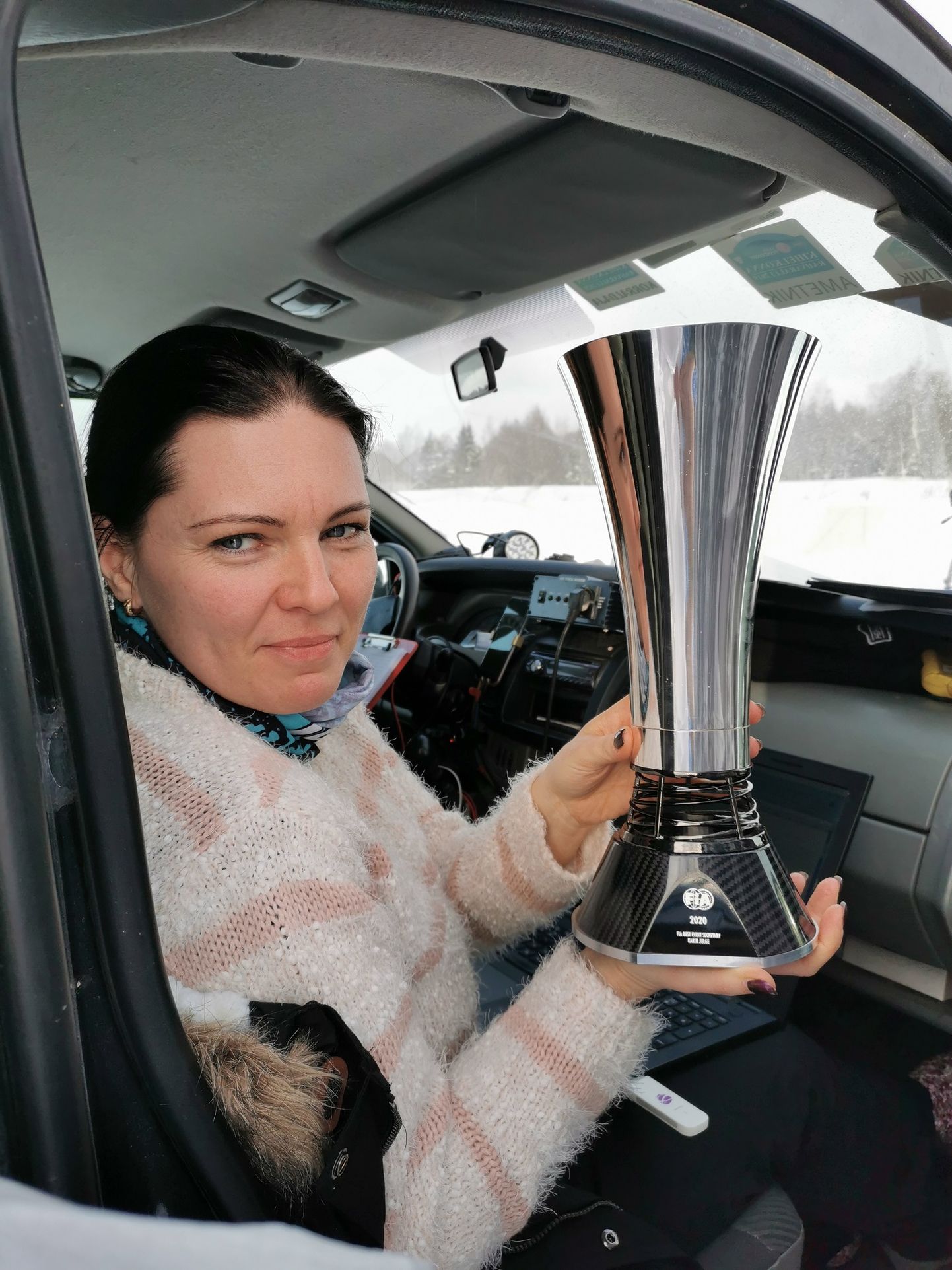 Eesti Autospordi Liit andis Karin Julgele FIA karika üle otse tööpostil – rahvasprindi finišis, kus ta aitas võistluse tulemusi koostada.