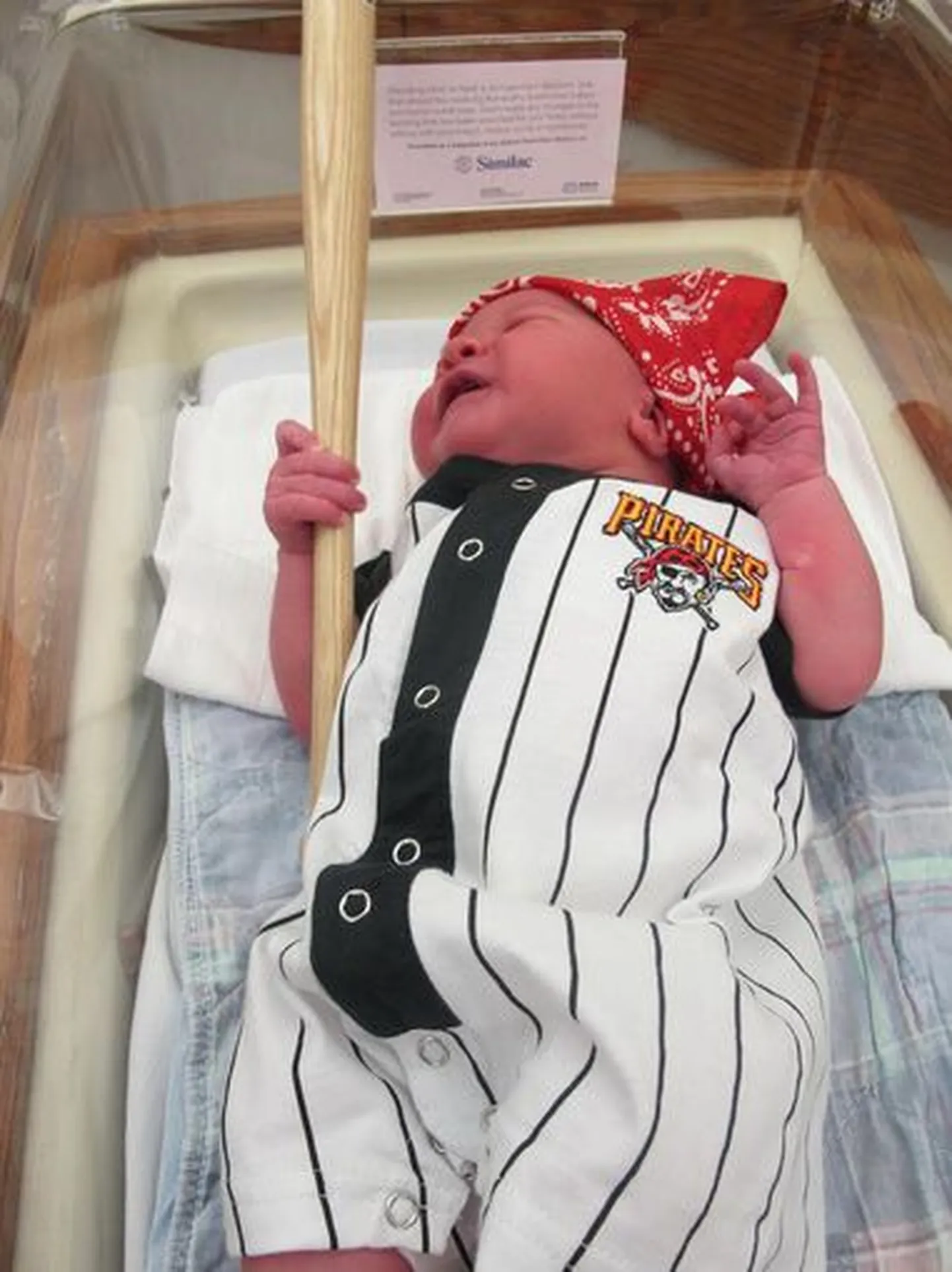 Pittsburgh Piratesi riietesse pandud beebi.