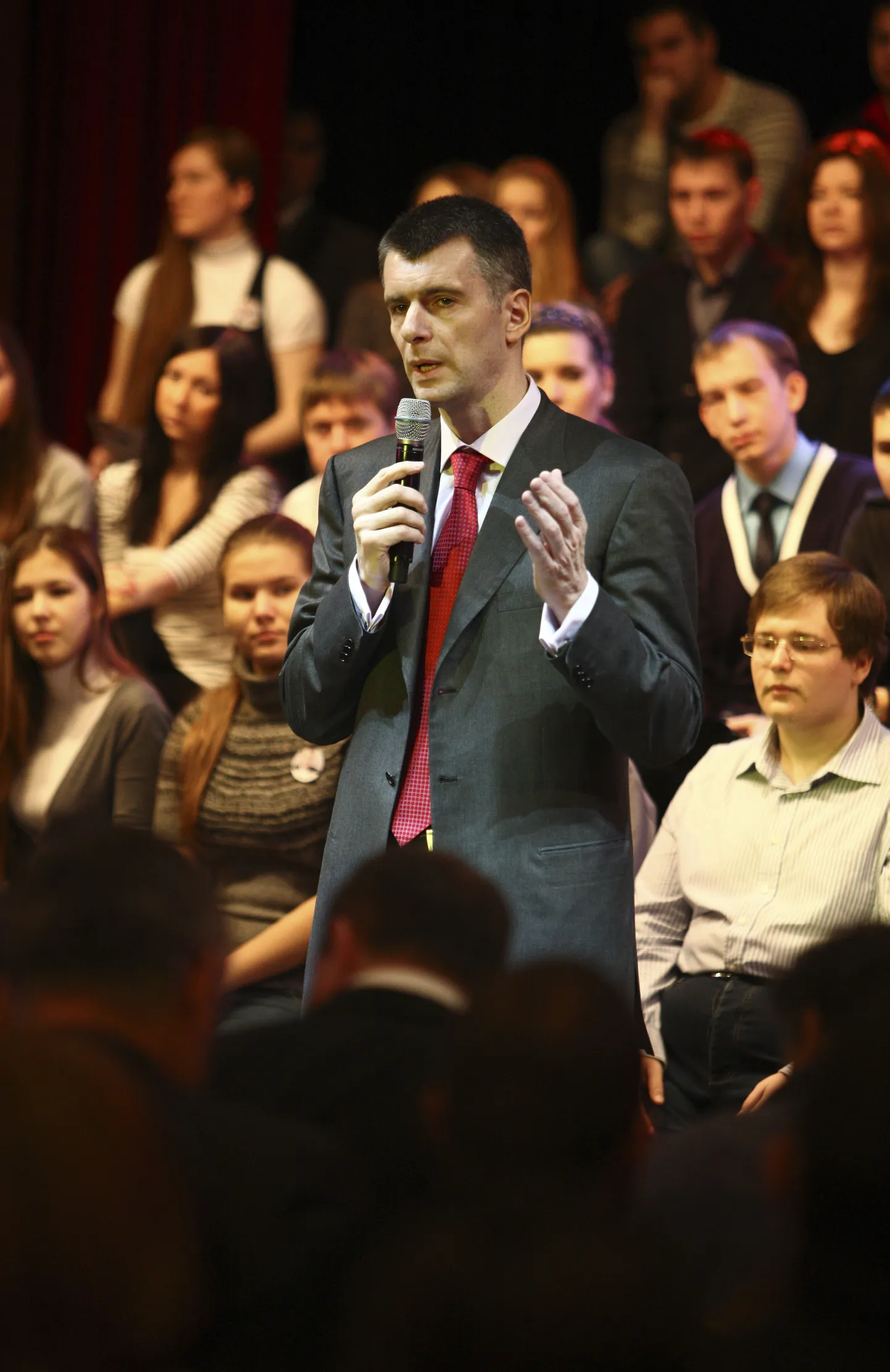 Mihhail Prohhorov poolehoidjate ees Kaasanis.