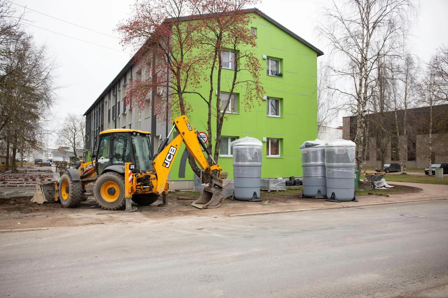 Rakvere linnas on viimasel ajal hakatud usinamalt paigaldama maa sisse nii-öelda uputatavaid prügikonteinereid. Eile valmistuti selliseid omale kohale sättima Tuleviku tänaval.