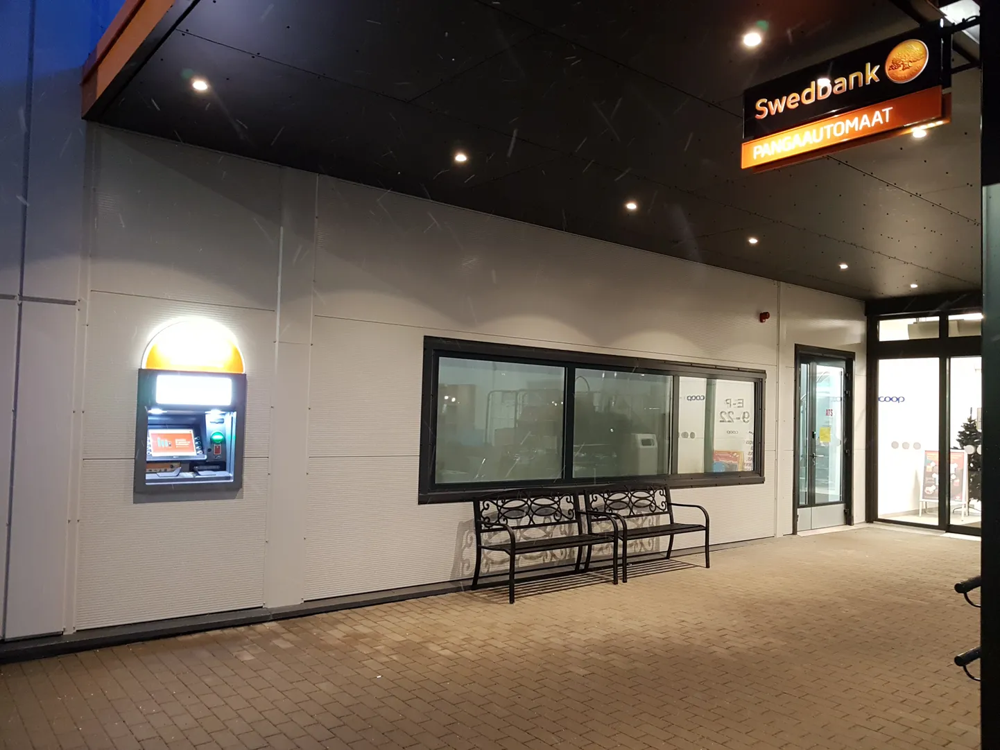 Swedbanki sularahaautomaat annab Maksimarketi juures taas rahatähti välja.