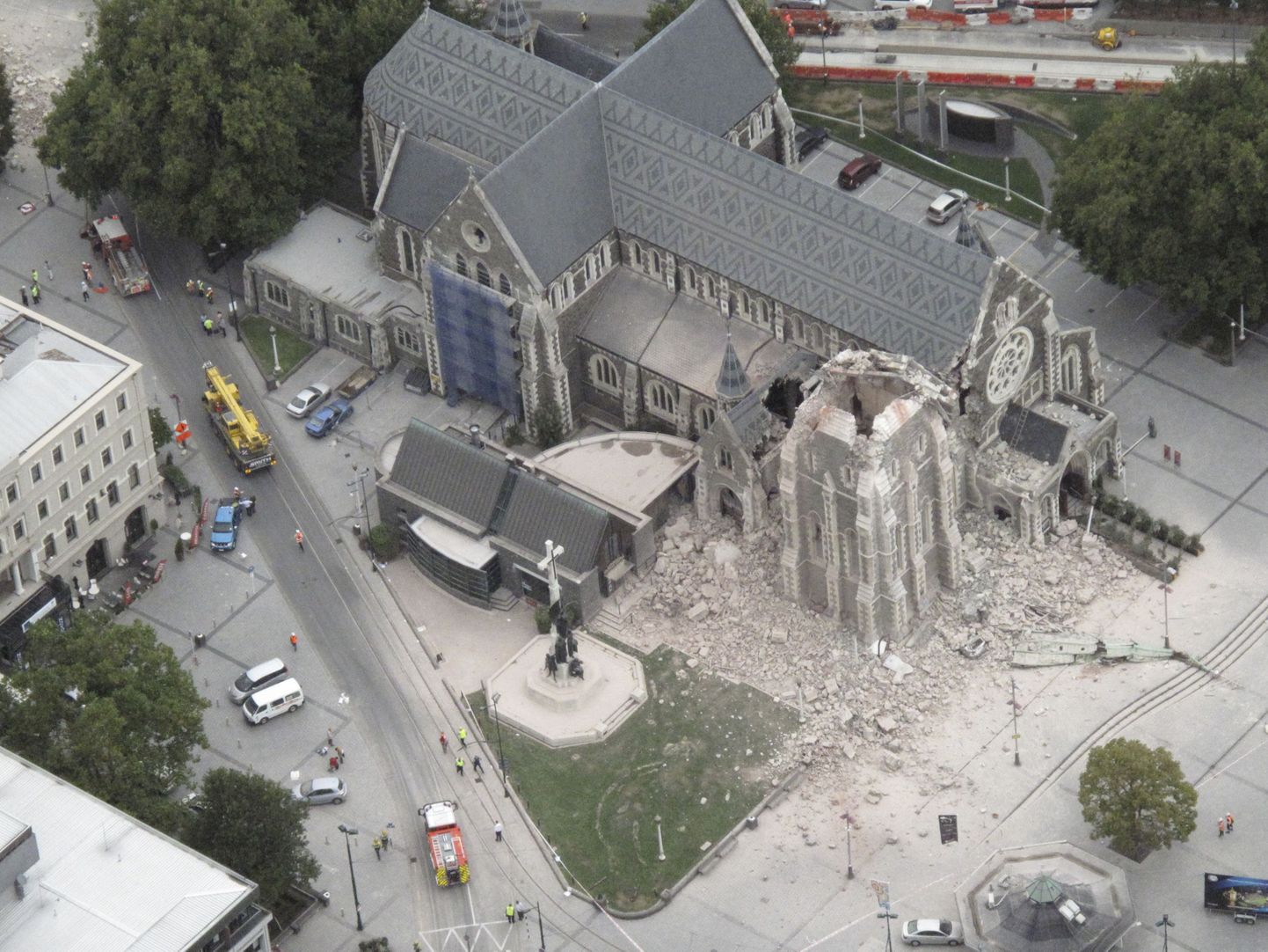 Katedraali väljakul asuv Christchurchi anglikaani katedraal jäi ilma tornist.