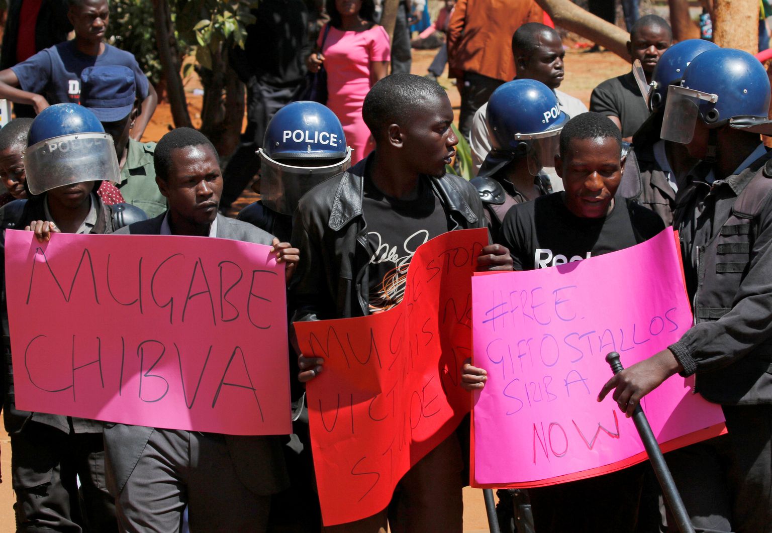 Politsei vahistamas Harares valitsusvastaseid meeleavaldajaid.