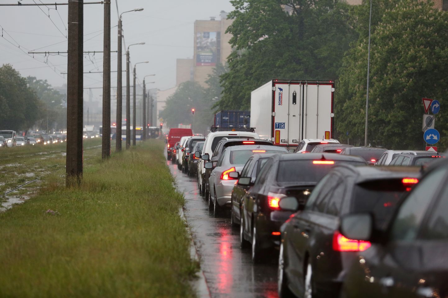 Automašīnas Maskavas ielā negaisa laikā Rīgā. Ilustratīvs attēls.