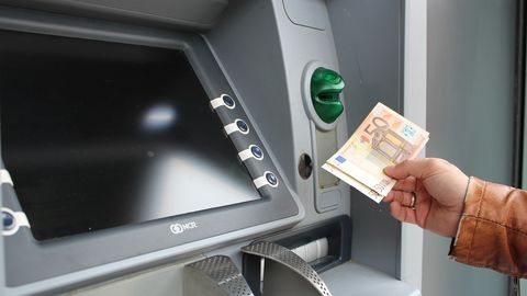 Чуть не потерял 60 000 евро: сотрудникам банка приходится уговаривать жителей Эстонии не делать глупостей