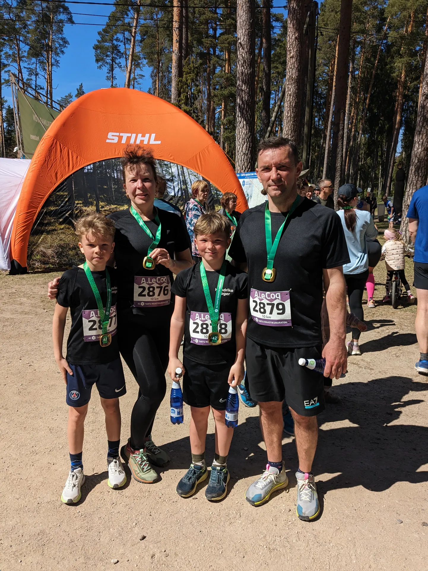 Sportlik perekond: maastikumaratonil väga hea tulemuse teinud Henriko Gregor Mägi (vasakul), tema vend Henriko Roger ning ema Heidi Mägi ja isa Leonid Luptov.