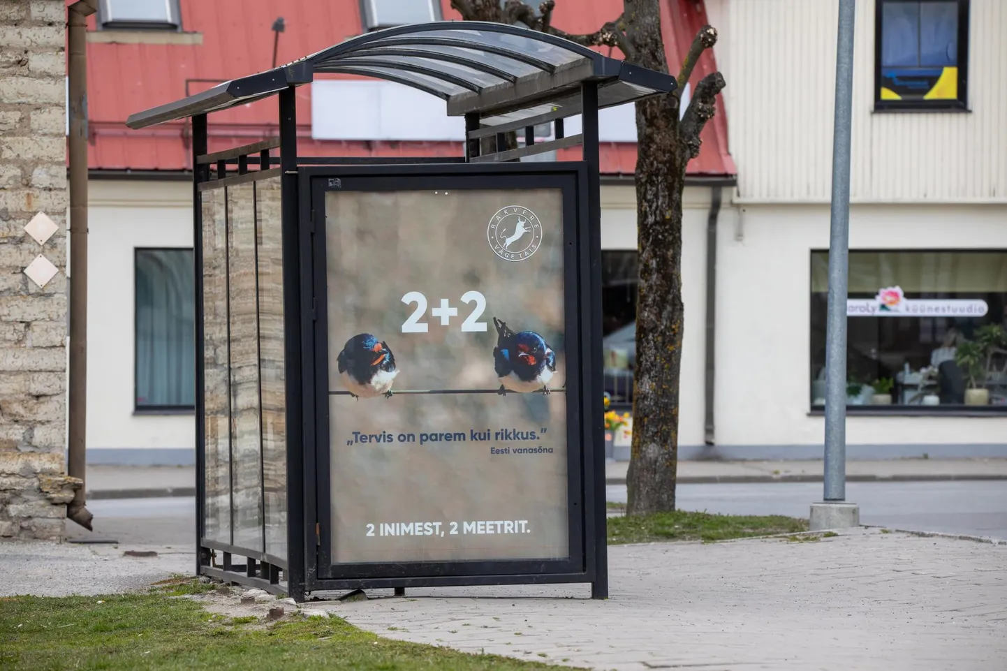 Rakvere bussiootepaviljonid tuletavad vanasõnade kaudu meelde koroonareegleid.