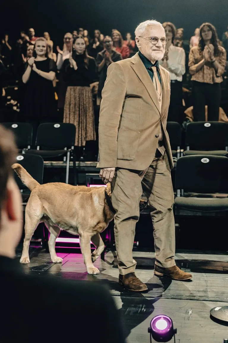 Pēteris Krilovs, saņemot Nacionālo kino balvu "Lielais Kristaps" par Mūža ieguldījumu Latvijas kino mākslā un izglītībā. Dailes teātris, 2025. gada 5. februāris.