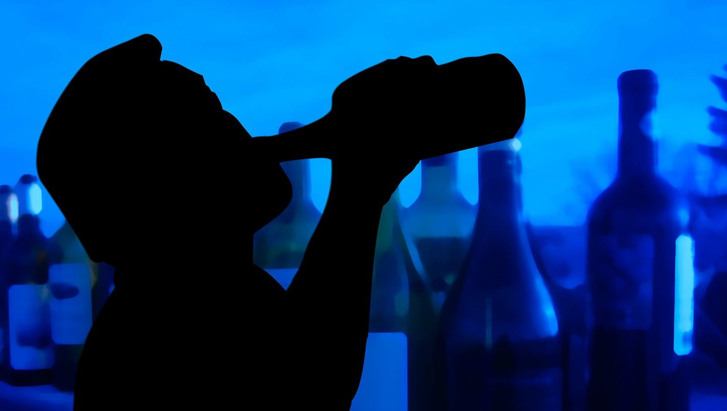Vīrietis ar alkohola pudeli. Ilustratīvs attēls