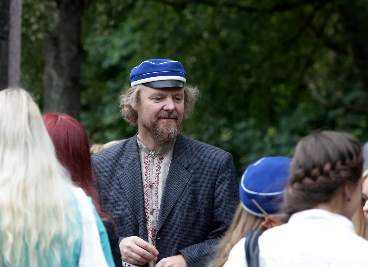 Hugo Treffneri Gümnaasiumi õpilased kogusensid 1. septembril Hugo Treffneri kuju juurde. Pildil religiooniõpetaja  Toomas Jürgenstein.