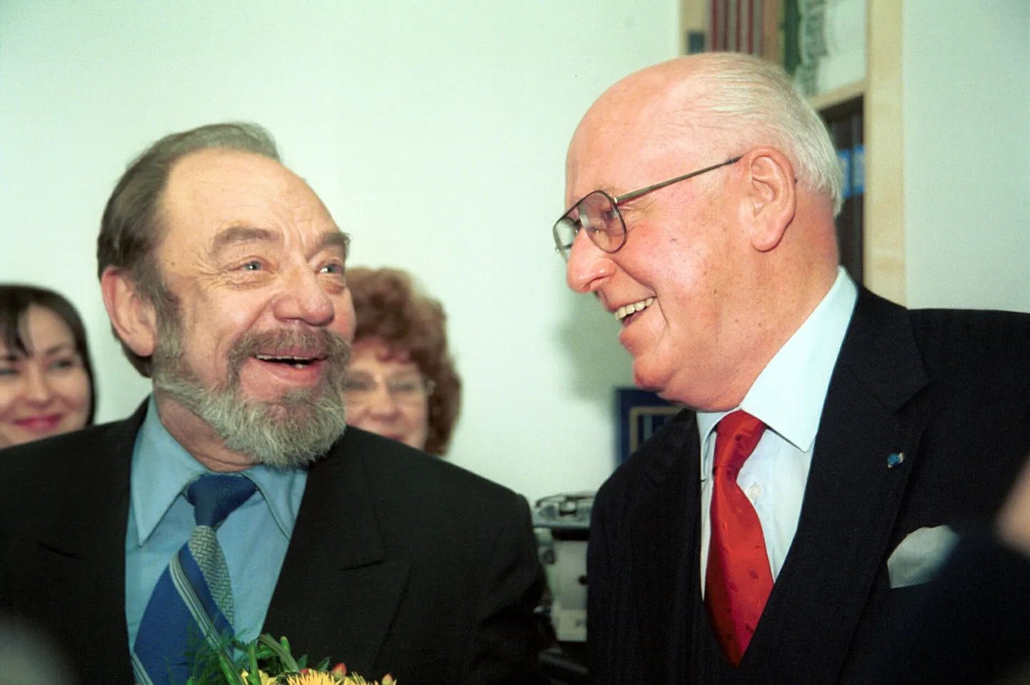 Skulptor Tõnu Maarand Lennart Meri büsti avamisel Tallinna Nõmme gümnaasiumis 2002. aastal.