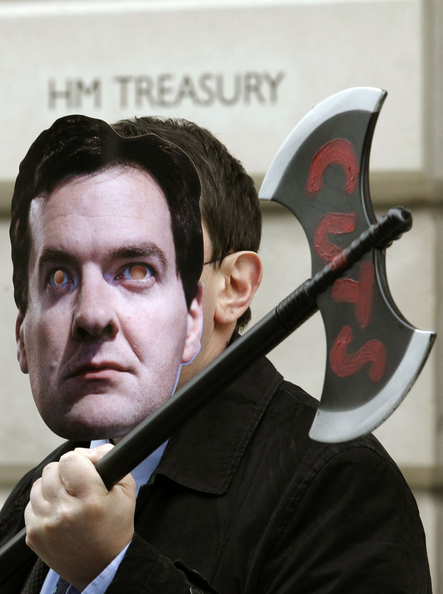 Osborne'i maski kandev meeleavaldaja.