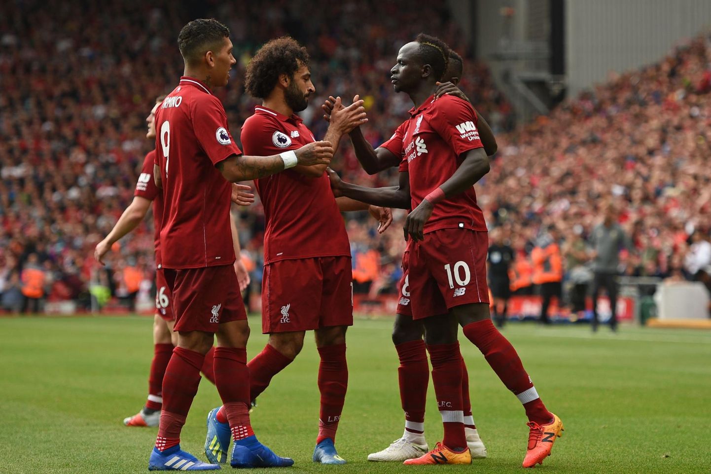 Liverpooli särav ründekolmik Roberto Firmino (vasakult), Mohamed Salah ja Sadio Mane tähistab järjekordset väravat.
