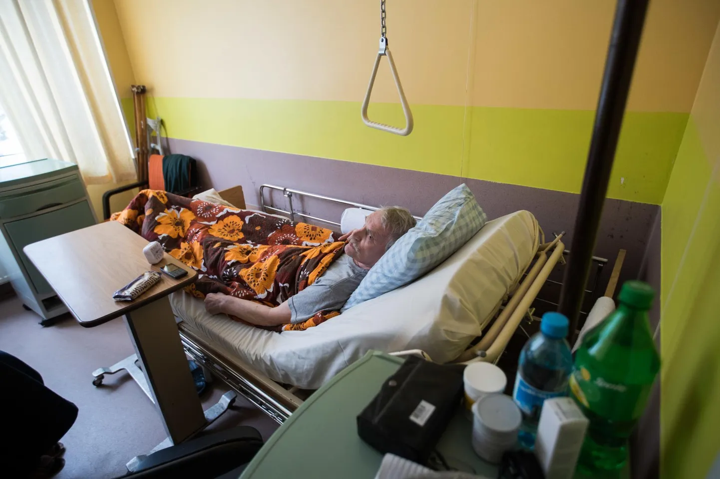 Hospiitsravil viibiv Jevgeni (73) püüab kurnatusest hoolimata teha võimalikult palju ise.  