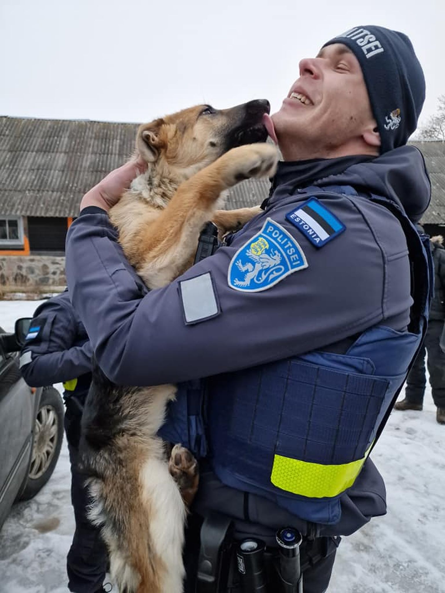 Eesti komissar Rex: kohale tulnud politseinik otsustas ühe koertest endale võtta.