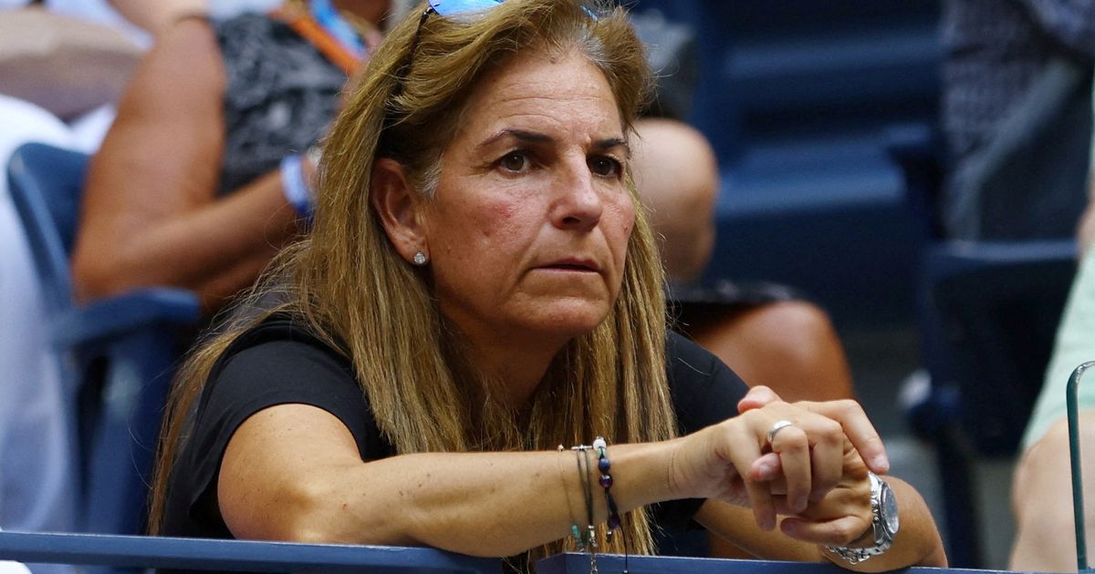 Endine maailma esireket pääses napilt trellide taha minekust, tema eksabikaasal nii hästi ei läinud