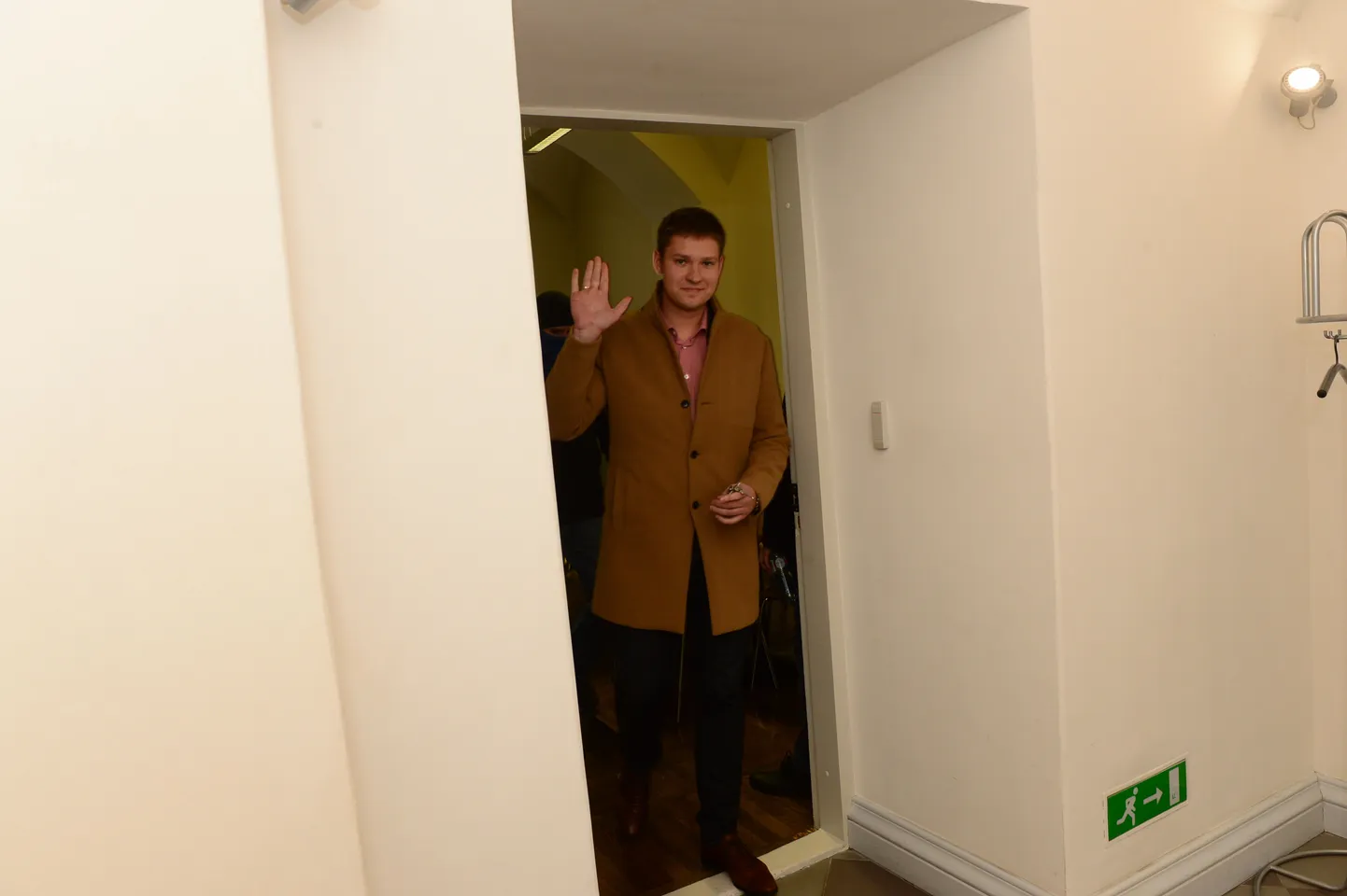 Artjom Suvorov täna Tartu raekojast lahkumas, saatjateks kaitsepolitsei ametnikud.