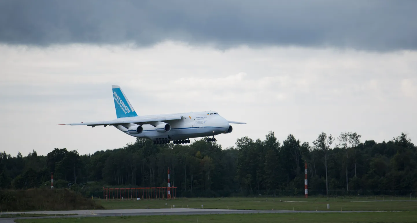 Transpordilennuk AN-124-100M maandumas Ämari õhuväebaasi.