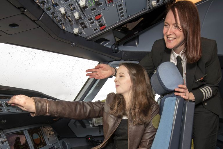 16-aastane Ellie Carter (vasakul) ja teda õpetav piloot Zoe Ebrey