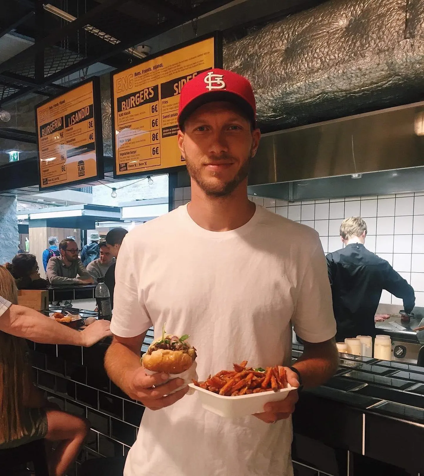 Ragnar Klavan Tallinnas Balti jaamas VLND Burgeri leti juures