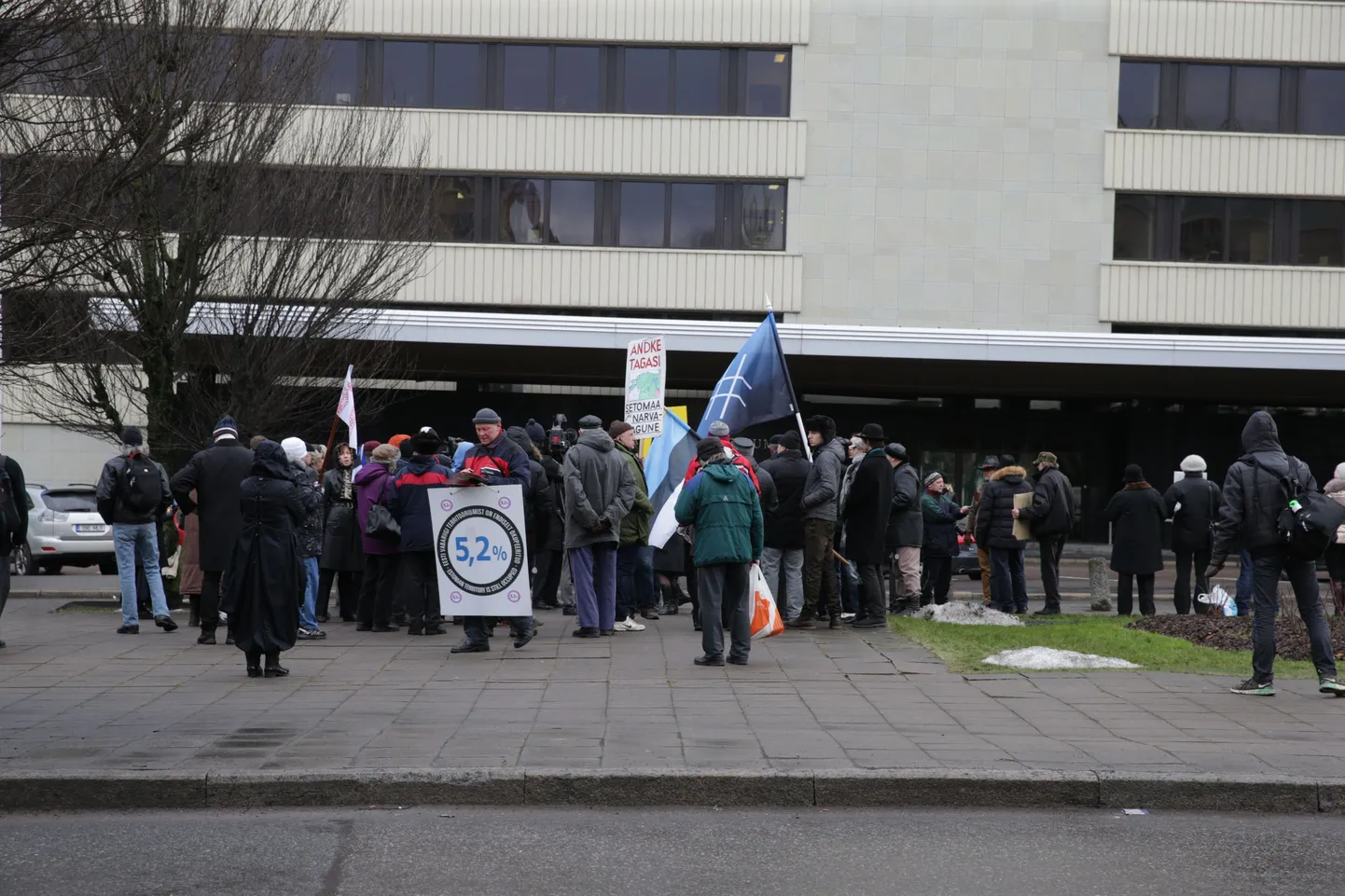 Eesti Konservatiivne Rahvaerakonna eestvõttel kogunes 18. veebruaril Tallinnas välisministeeriumi ette umbes 50 inimest, kes avaldasid meelt samal päeval Moskvas allkirjastatud Eesti-Vene piirilepingute vastu.