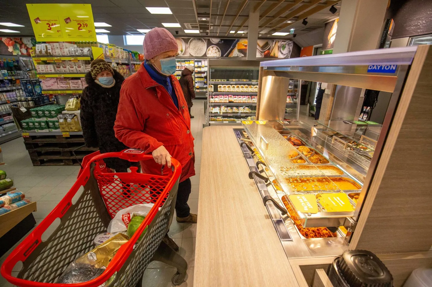 Kuigi eelnõu esialgse versiooni järgi pidanuks kauplused tagama pakendijäätmete liigiti ära andmise võimaluse, siis eelnõu lõppversioonist seda punkti enam ei leia.