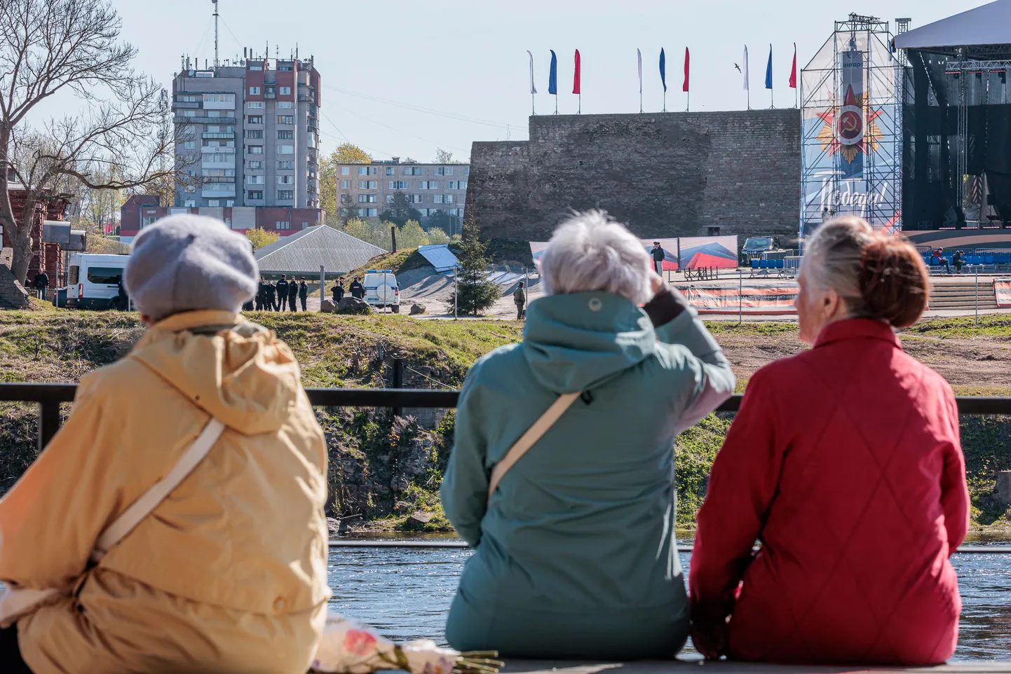 Narvalased uudistamas teisel pool jõge üles seatavat lava.
