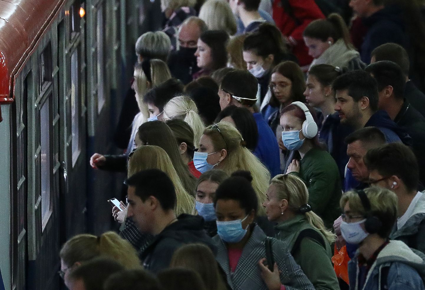 Moskva inimesed ühistransporti ootamas.