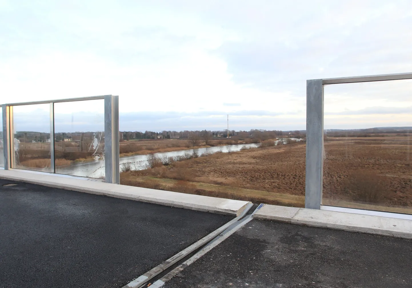 Ihaste sild on peaaegu valmis, kuid mitte nii valmis, et oleks liiklejaile ohutu. Kõnniteedel on paiguti veel puudu piirded, mis peavad takistama sammu tühjusesse.