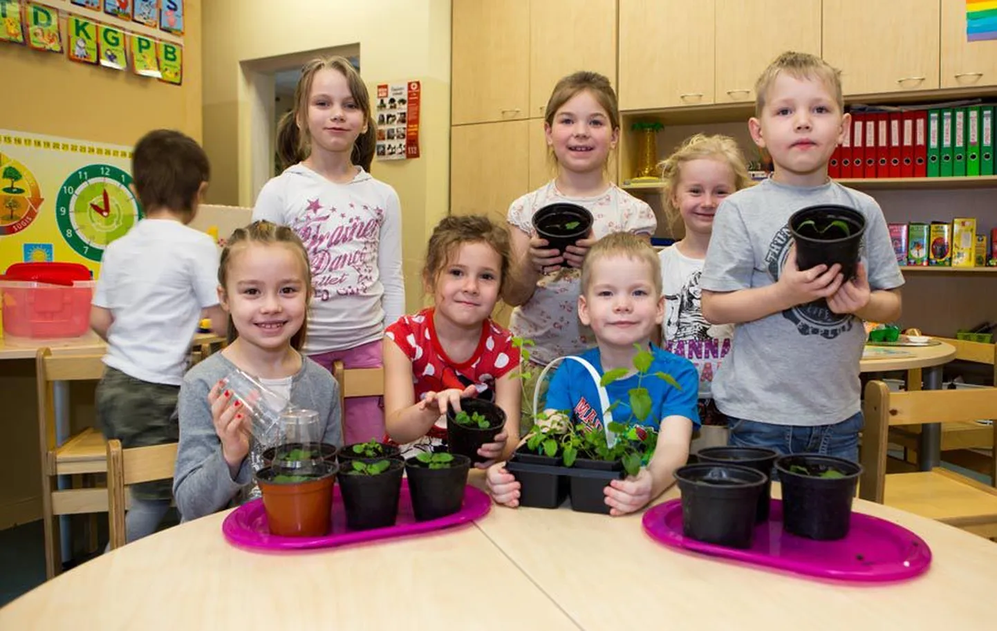 Kärstna Tõrupesa lasteaia lapsed (vasakult) Daisy, Elis, Laura, Mariann, Andris, Triinabel ja Tauri suhkrulehe- ja melissitaimedega.