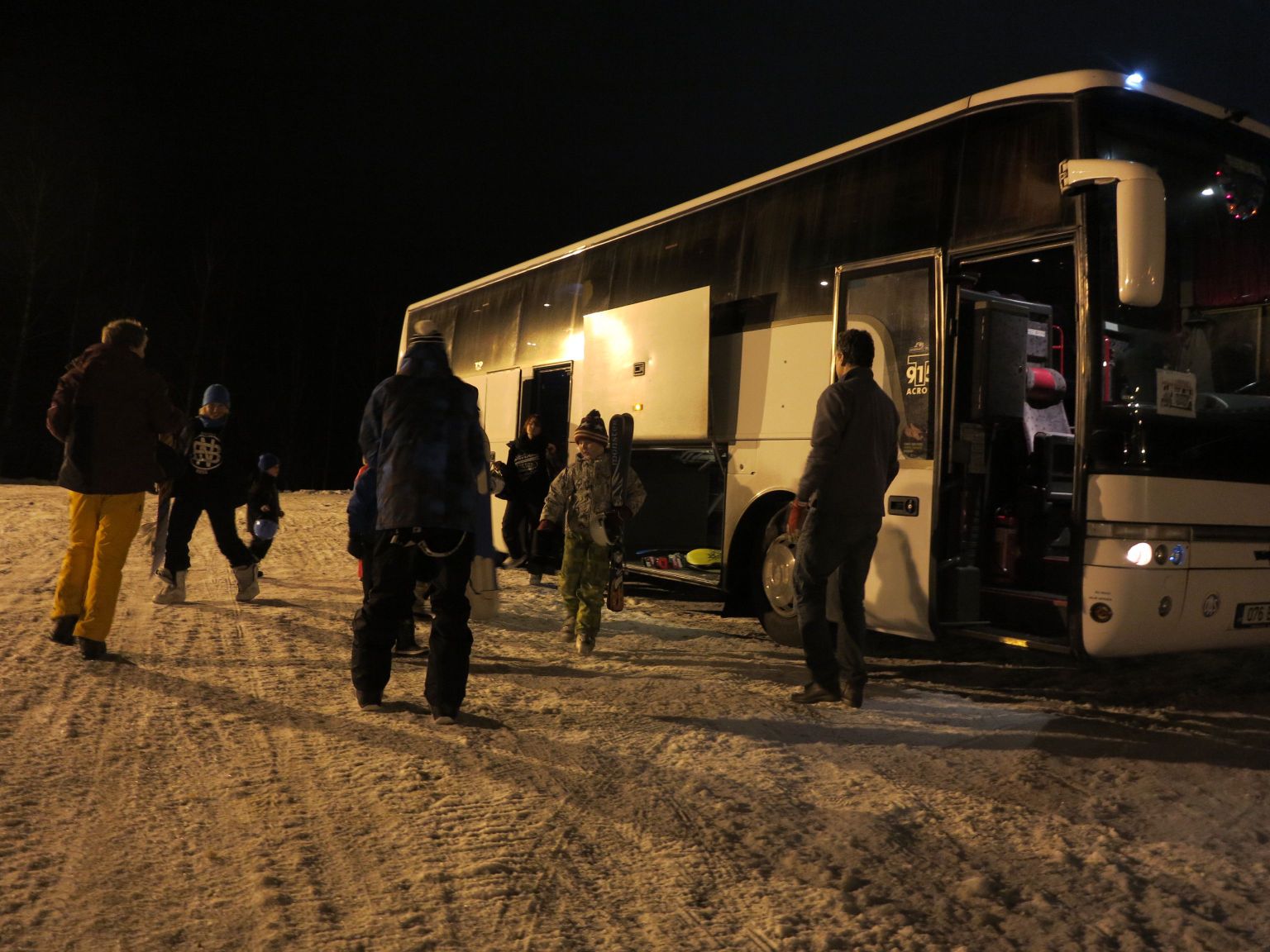 Teisipäeva õhtul tegi suusabuss esimese reisi ning tõi Väikese Munamäe suusakeskuse parklasse ligi paarkümmend Tartu lumelaudurit ja suusatajat.