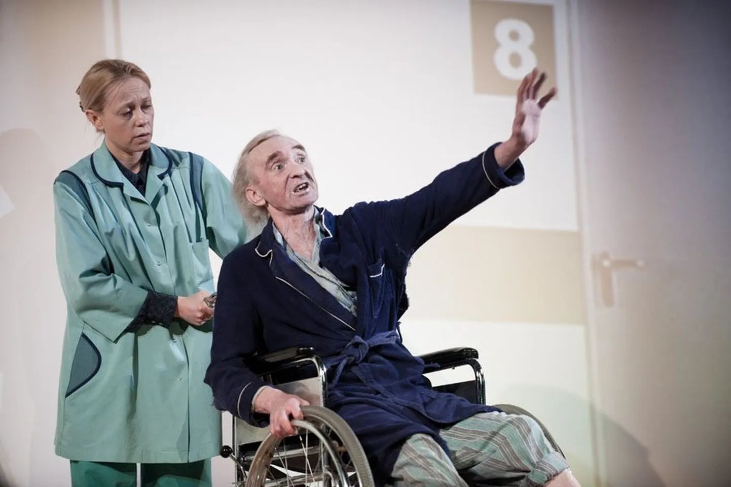 Kukumäe uus teater Kukun Ikka sai avapaugu 10. mai õhtul 2012 Tallinna Rahvusraamatukogu Kammersaalis etendusega "Kaheksa varbaga kuningas"