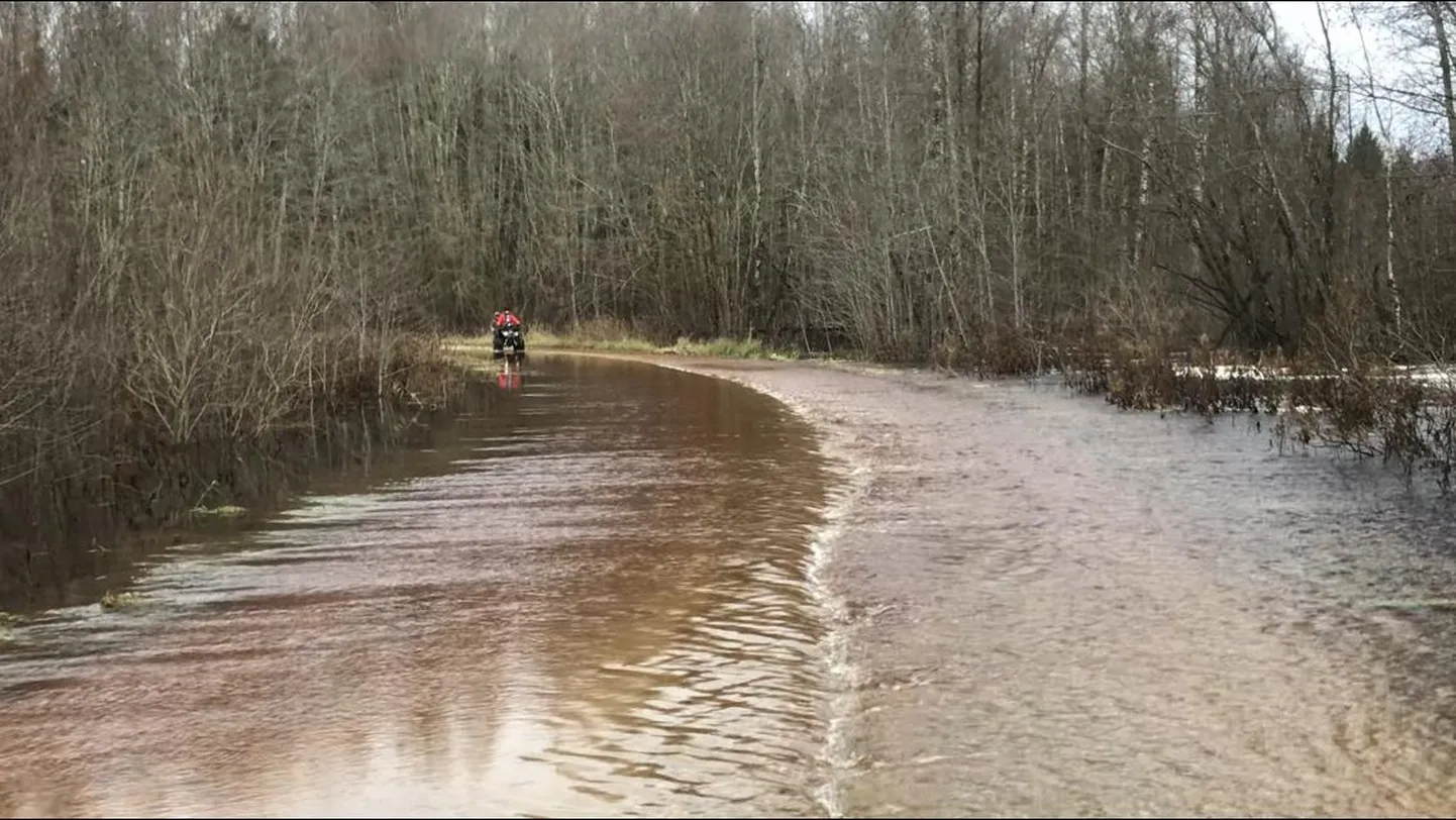 Abja ja Vanamõisa tee meenutas nädala keskel pigem jõge.