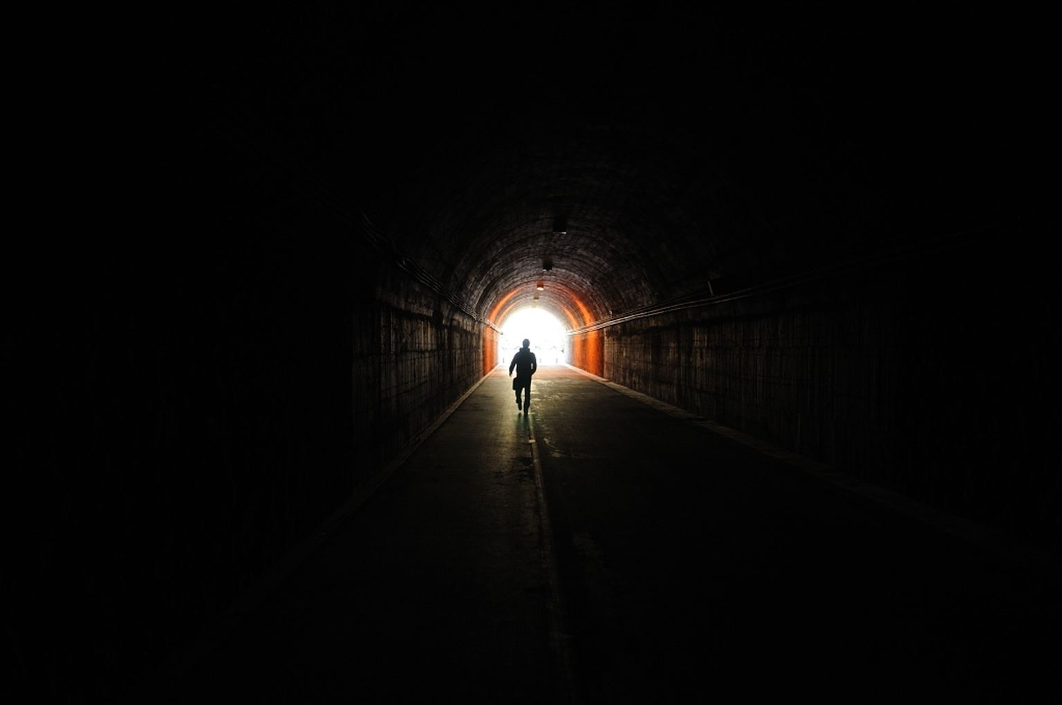 В конце туннеля виден свет. Свет в конце тоннеля. Белый свет в конце тоннеля. Тоннель силуэт.