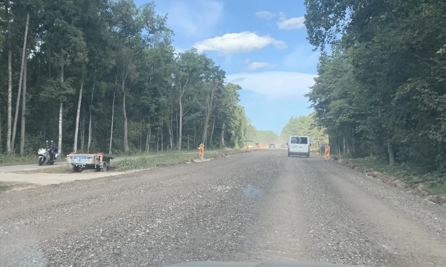 KERGEMALE TEELE: Järve kandis keeravad nii tsiklimehed kui ka sõiduautojuhid oma sõiduvahendi säästmiseks aeg-ajalt kergliiklusteele.