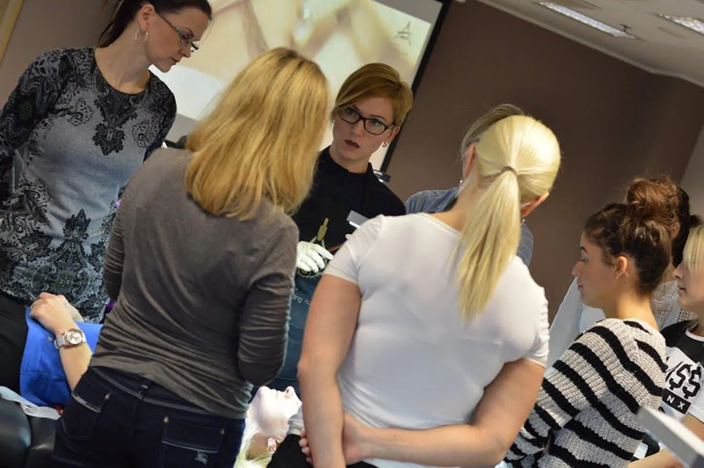 Dovilė Žilinskaitė (blond, prillidega) Eestis koolitust läbi viimas.