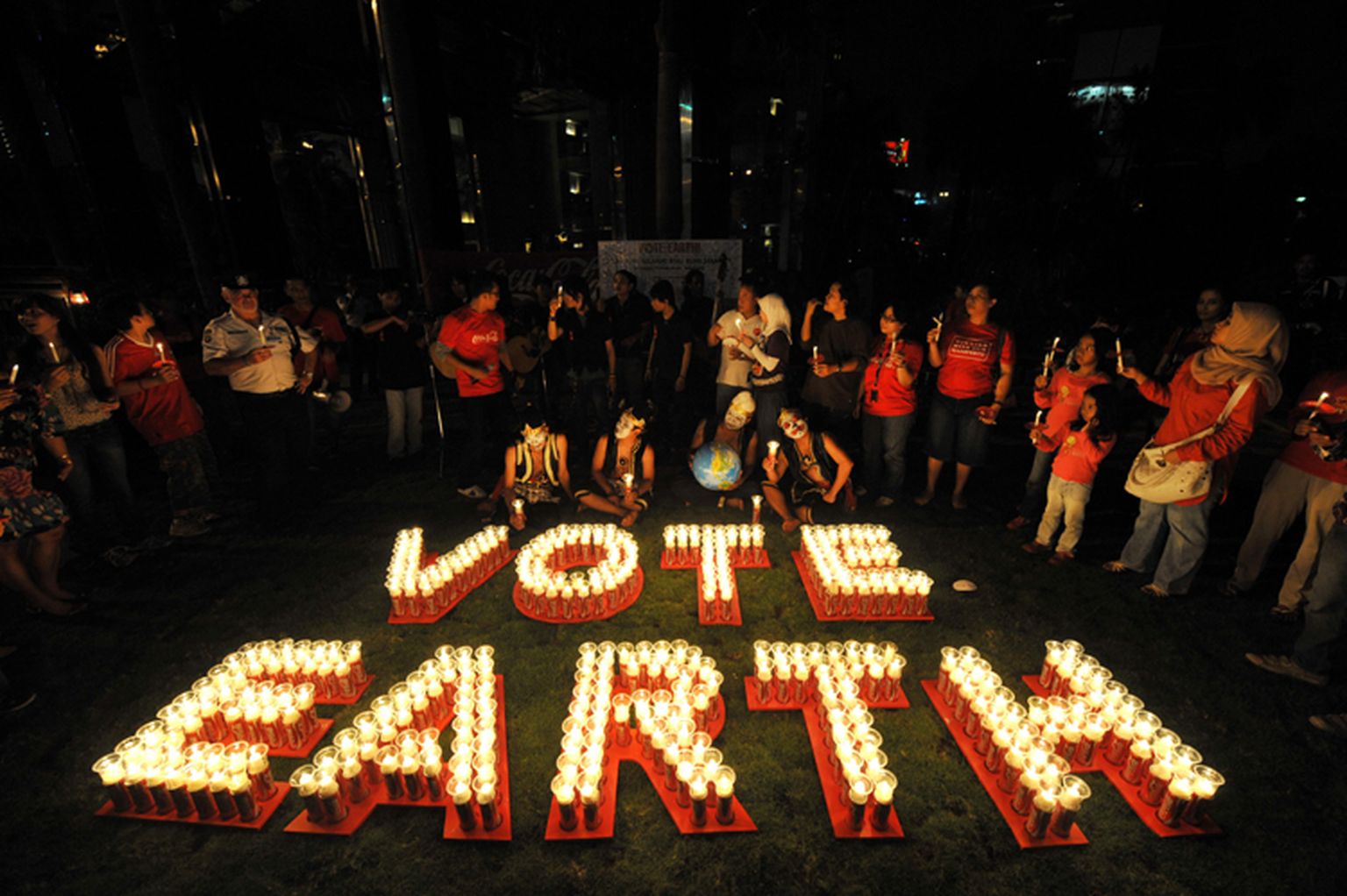 Zemes stunda sveču gaismā Indonēzijā