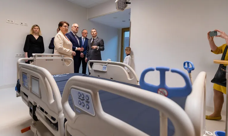 Детское отделение интенсивной терапии. В центре президентская чета.