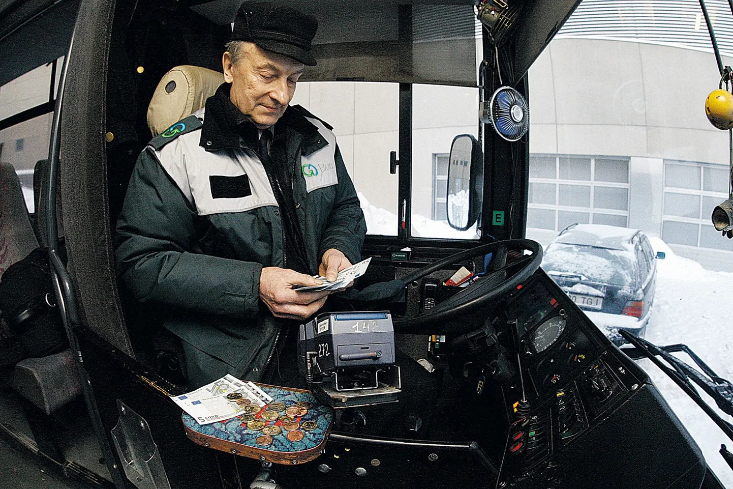 See pole veel tänane saak, ütles bussijuht Ants-Harri Raudvere pärast pühapäevast esimese ringi lõpetamist euro paberraha kohta. Need olid tal valmis juhuks, kui keegi suurema eurokupüüriga piletit lunastama tuleb.