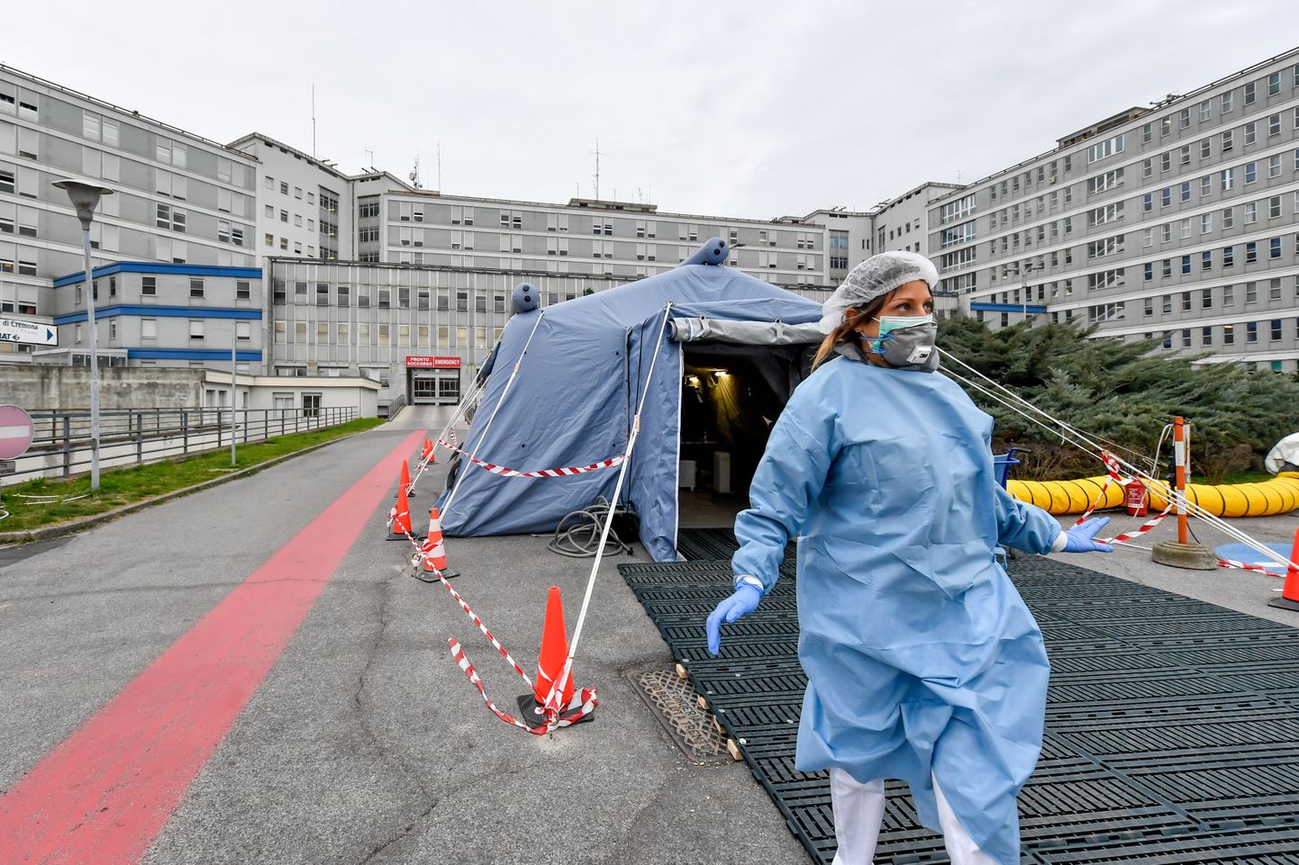 Itaalias on tänaseks koroonaviiruse tõttu surnud rohkem inimesi kui viiruse puhkemise paigas Wuhani provitsis Hiinas. Pildil haigla ette püstitatud ajutine testimisitelk Cremonas.