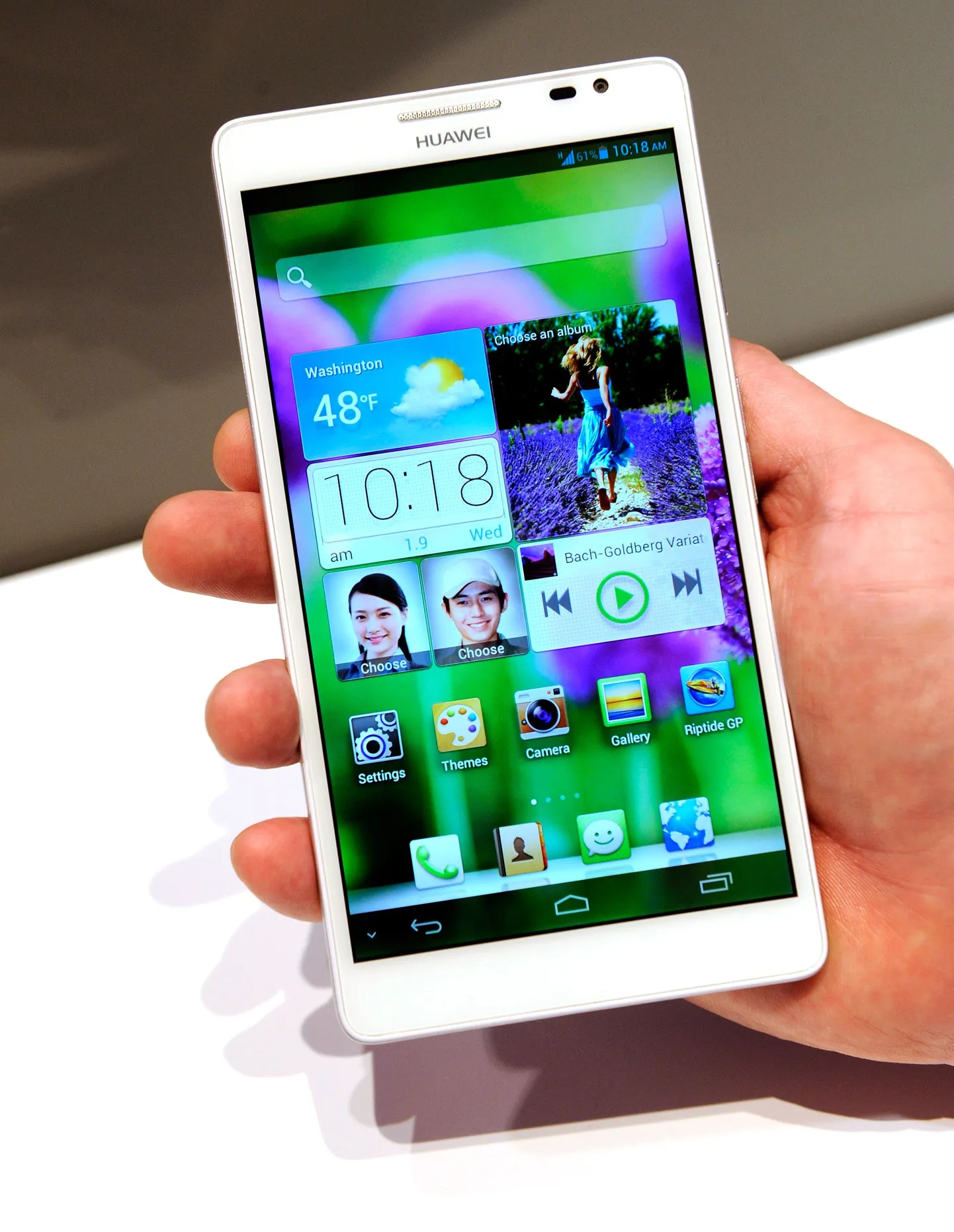 Huawei Ascendi uus nutitelefon. Illustratiivne foto.