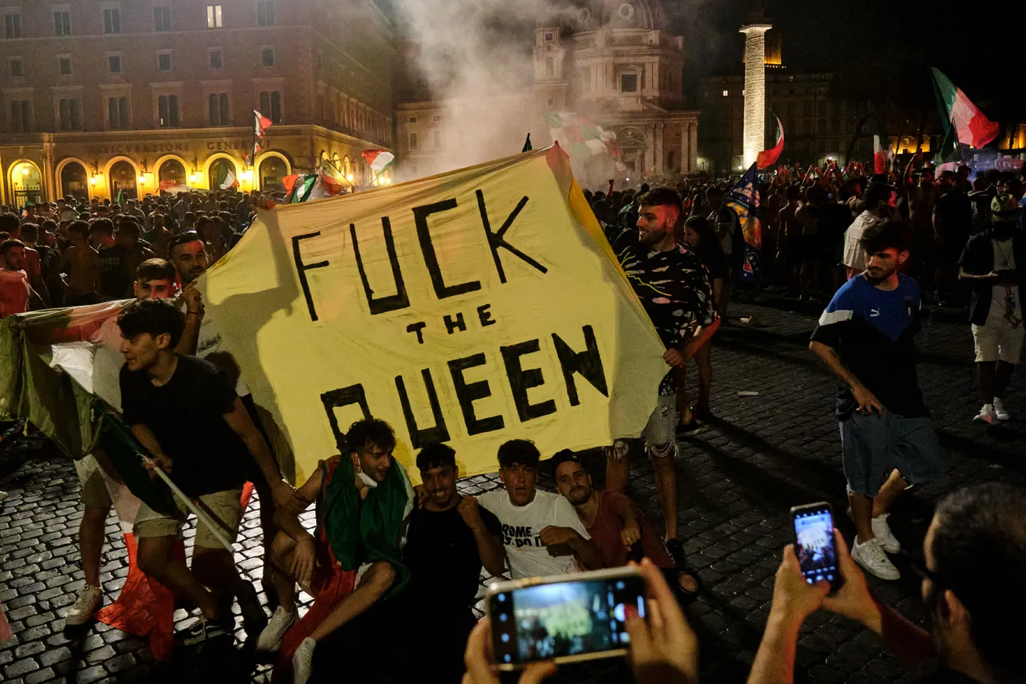 Itaalia vutifännid pärast kodumaa meeskonna Euroopa meistriks tulekut Piazza Venezias.