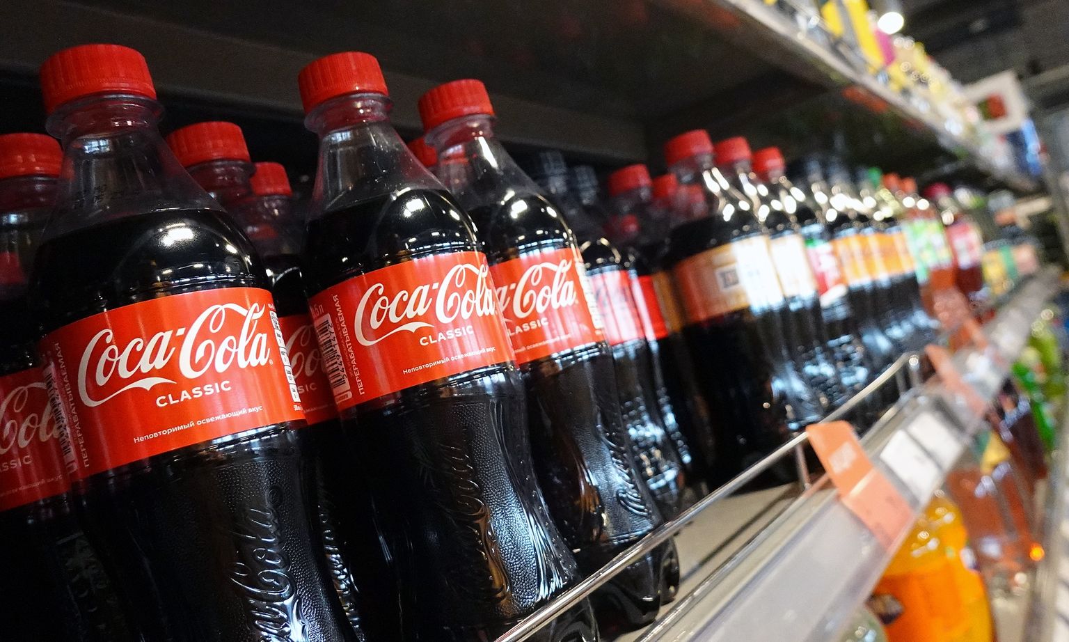 Coca-Cola на полке российского магазина