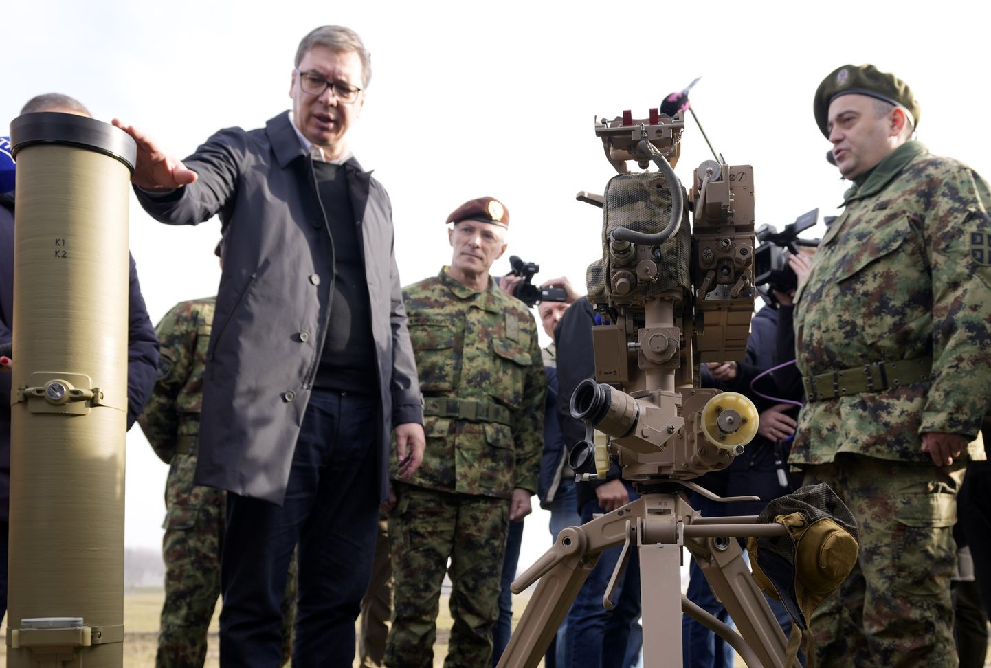 Serbia president Aleksandar Vučići vaatab eelmisel aastal Pančevo sõjaväeosas Vene päritolu tankitõrjeraketti Kornet.