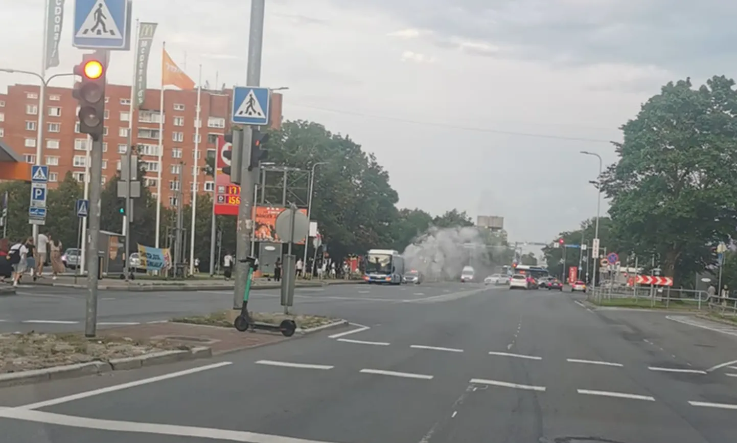 Фото дымящегося автобуса из группы Narva Traffic