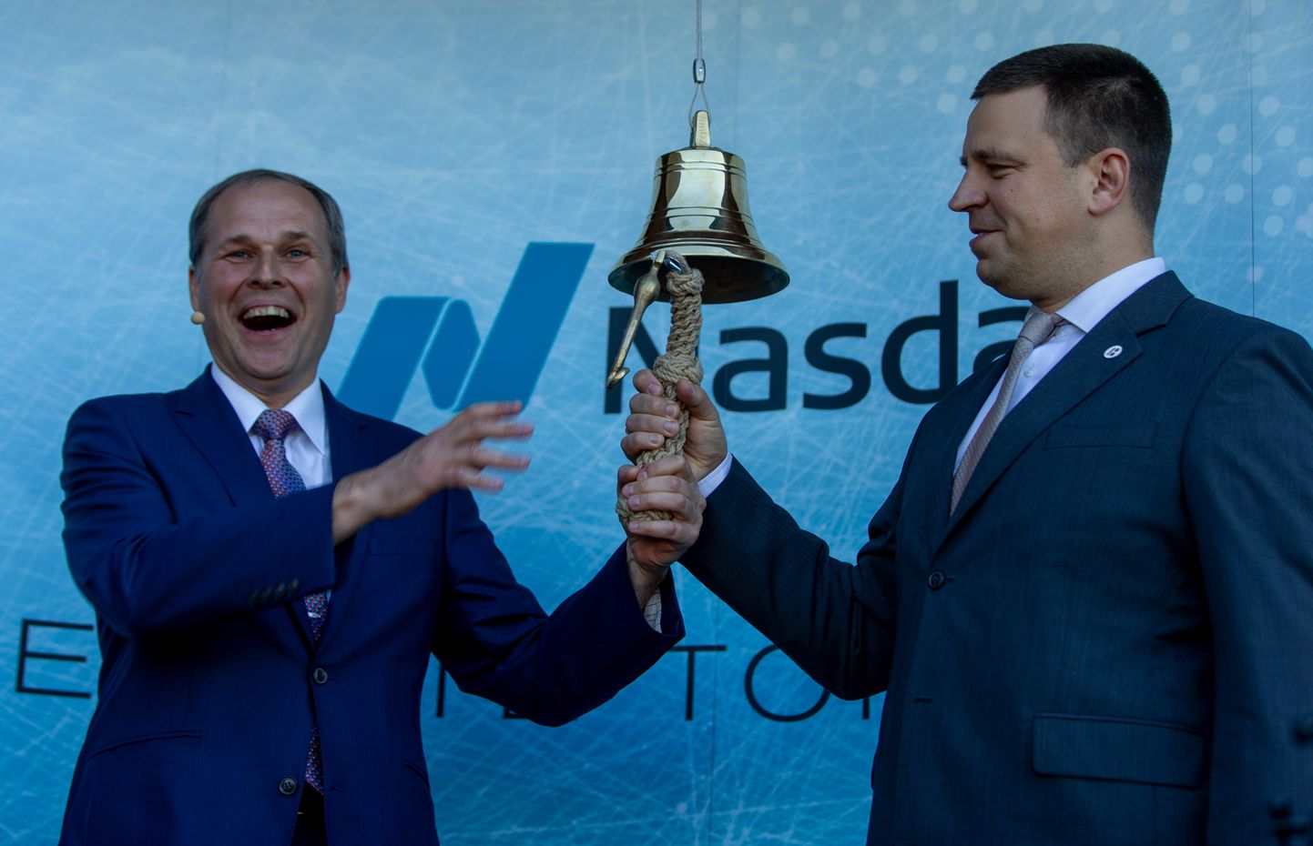 Tallinna Sadama juht Valdo Kalm ja ekspeaminister Jüri Ratas helistamas esimesel börsipäeval Tallinna Sadama börsikella.