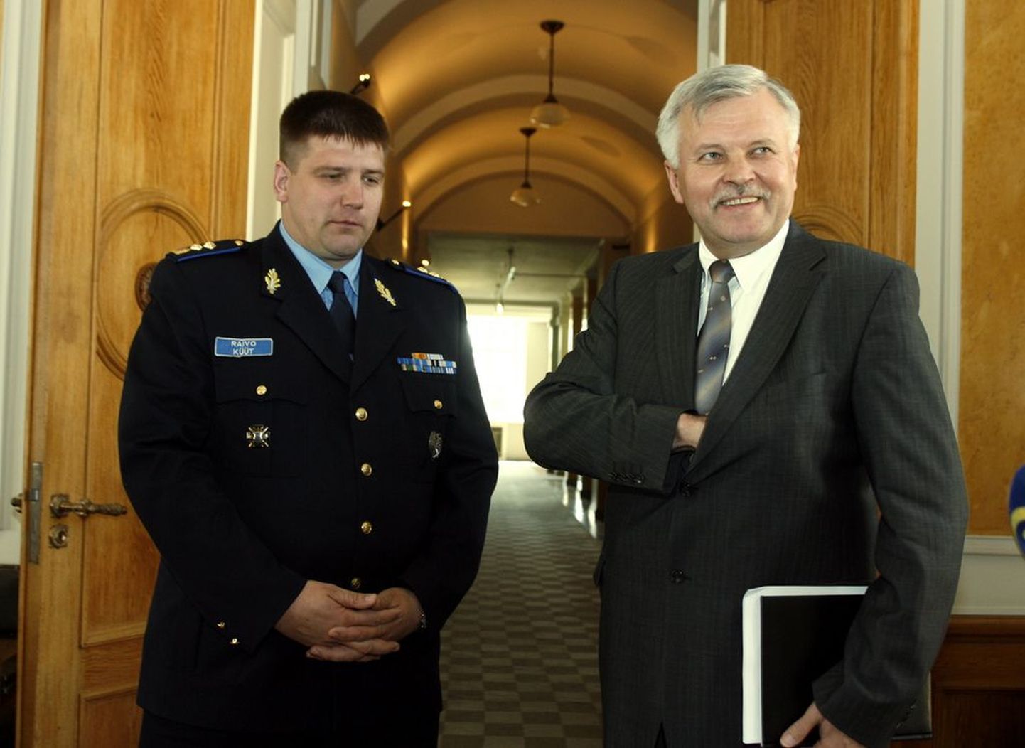 Põhja politseiprefekt Raivo Küüt (vasakul) ja siseminister Jüri Pihl.